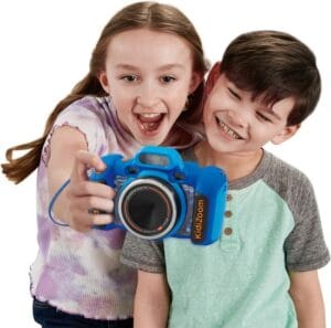 2 kinderen met de VTech KidiZoom Duo FX Kindercamera in de hand